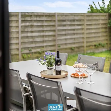 Moca - Peaceful Enjoyment, Close To Everything In *