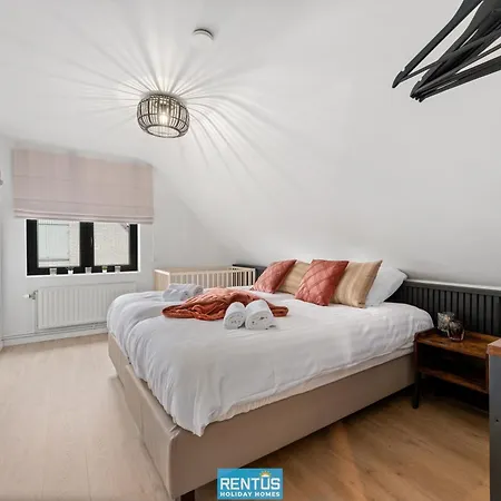 Moca - Peaceful Enjoyment, Close To Everything In *