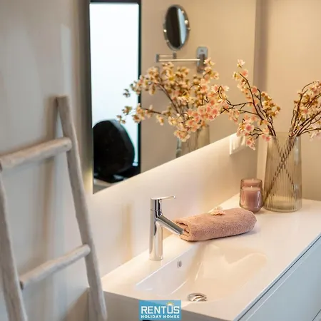 Moca - Peaceful Enjoyment, Close To Everything In