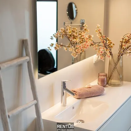 Moca - Peaceful Enjoyment, Close To Everything In *